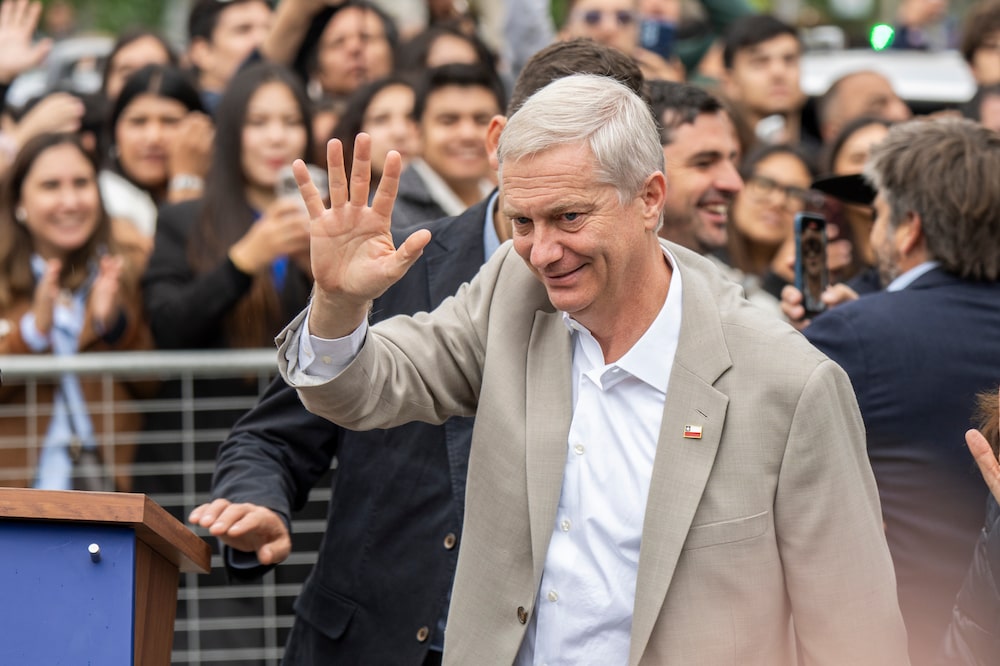 José Antonio Kas recibe a sus simpatizantes en un colegio electoral durante la segunda vuelta electoral en Paine, Chile, el domingo. José Antonio Kas recibe a sus simpatizantes en un colegio electoral durante la segunda vuelta electoral en Paine, Chile, el domingo.