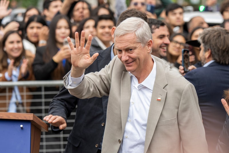José Antonio Kas recibe a sus simpatizantes en un colegio electoral durante la segunda vuelta electoral en Paine, Chile, el domingo. José Antonio Kas recibe a sus simpatizantes en un colegio electoral durante la segunda vuelta electoral en Paine, Chile, el domingo.
