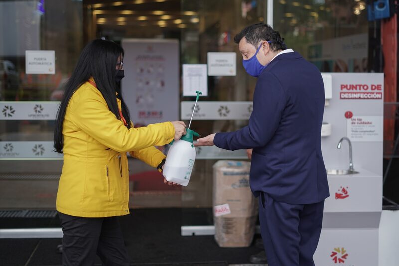 Un trabajador con máscara protectora dispensa desinfectante de manos en la entrada del centro comercial en Bogotá, Colombia, el martes 16 de junio de 2020. Un trabajador con máscara protectora dispensa desinfectante de manos en la entrada del centro comercial en Bogotá, Colombia, el martes 16 de junio de 2020.