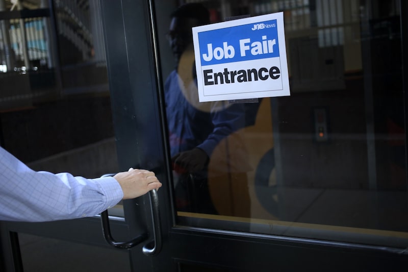 Una persona que busca empleo llega a una feria profesional de Job News USA en Louisville, Kentucky, EE. UU. Una persona que busca empleo llega a una feria profesional de Job News USA en Louisville, Kentucky, EE. UU.