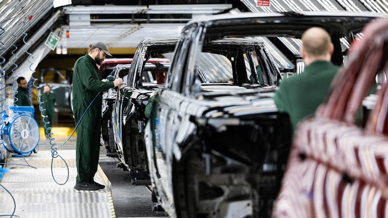 Paralisação da Jaguar aprofunda retração da indústria no Reino Unido Paralisação da Jaguar aprofunda retração da indústria no Reino Unido