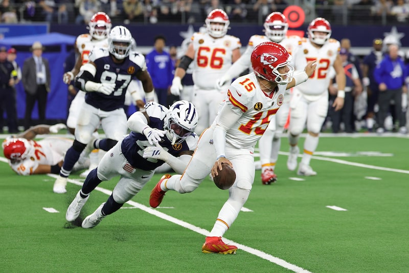 Patrick Mahomes, número 15 de los Kansas City Chiefs, busca pasar durante un partido contra los Dallas Cowboys en el estadio AT&T el 27 de noviembre de 2025 en Arlington, Texas. Los Cowboys derrotaron a los Chiefs por 31-28. Patrick Mahomes, número 15 de los Kansas City Chiefs, busca pasar durante un partido contra los Dallas Cowboys en el estadio AT&T el 27 de noviembre de 2025 en Arlington, Texas. Los Cowboys derrotaron a los Chiefs por 31-28.