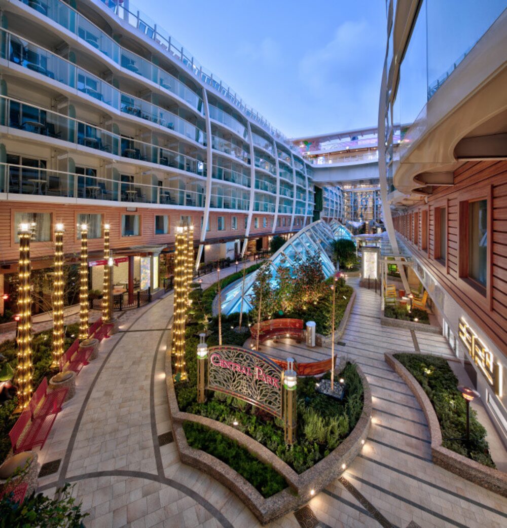 Este espacio es un lugar de encuentro y relajación con plantas y árboles reales. Este espacio es un lugar de encuentro y relajación con plantas y árboles reales.