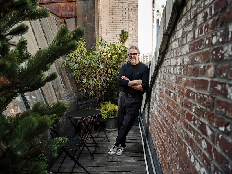 Antes de iniciar su propio negocio en 2019, Paredes era la fuerza creativa detrás de los interiores más emblemáticos de Ralph Lauren Corp. Antes de iniciar su propio negocio en 2019, Paredes era la fuerza creativa detrás de los interiores más emblemáticos de Ralph Lauren Corp.