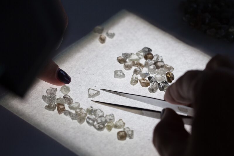 Un empleado clasifica una gran colección de diamantes en bruto en el centro de clasificación de United Selling Organisation (USO) de Alrosa PJSC en Moscú, Rusia, el martes 12 de febrero de 2019. Un empleado clasifica una gran colección de diamantes en bruto en el centro de clasificación de United Selling Organisation (USO) de Alrosa PJSC en Moscú, Rusia, el martes 12 de febrero de 2019.