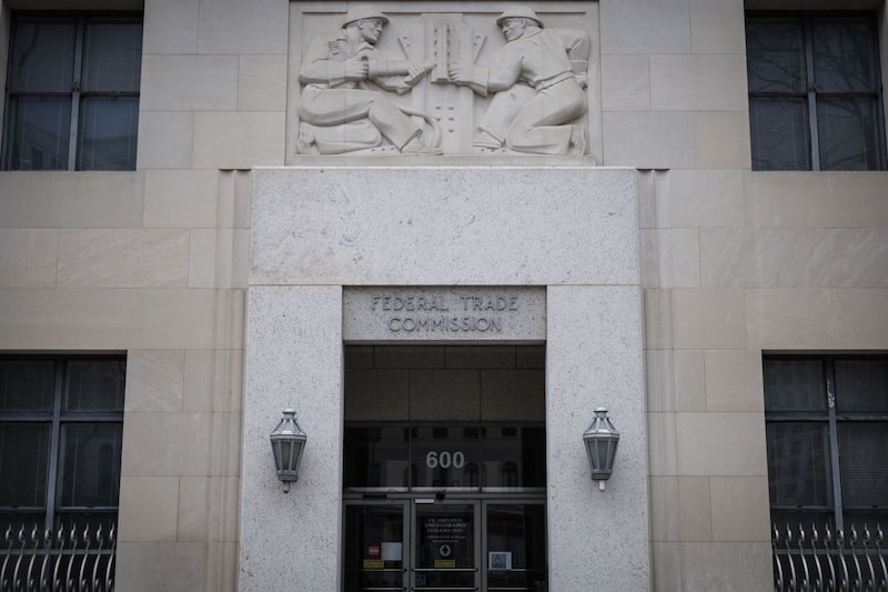 Los encargados de hacer cumplir las leyes antimonopolio se han preocupado debido a que muchas de las startups de IA más prometedoras ahora dependen en gran medida de las compañías tecnológicas dominantes. Los encargados de hacer cumplir las leyes antimonopolio se han preocupado debido a que muchas de las startups de IA más prometedoras ahora dependen en gran medida de las compañías tecnológicas dominantes.