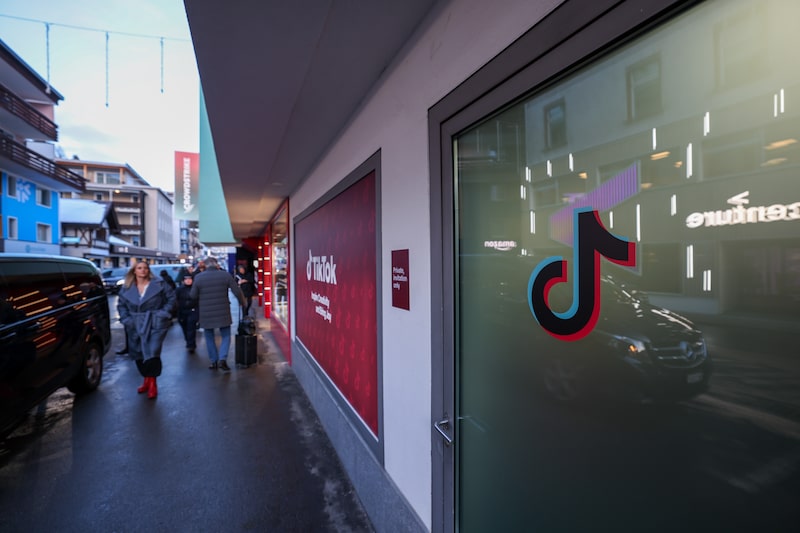 El pabellón de TikTok House en el paseo marítimo, antes del Foro Económico Mundial (FEM) en Davos, Suiza, el lunes 19 de enero de 2026. La reunión anual de Davos, que congrega a líderes políticos, altos ejecutivos y celebridades, se celebra del 19 al 23 de enero. Fotógrafo: Krisztian Bocsi/Bloomberg El pabellón de TikTok House en el paseo marítimo, antes del Foro Económico Mundial (FEM) en Davos, Suiza, el lunes 19 de enero de 2026. La reunión anual de Davos, que congrega a líderes políticos, altos ejecutivos y celebridades, se celebra del 19 al 23 de enero. Fotógrafo: Krisztian Bocsi/Bloomberg