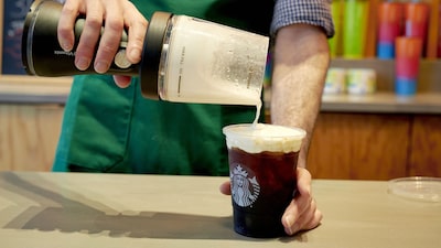 Starbucks cria bônus de até US$ 1.200 para baristas mais amigáveis e rápidos nos EUA Starbucks cria bônus de até US$ 1.200 para baristas mais amigáveis e rápidos nos EUA