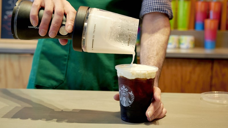 Starbucks cria bônus de até US$ 1.200 para baristas mais amigáveis e rápidos nos EUA Starbucks cria bônus de até US$ 1.200 para baristas mais amigáveis e rápidos nos EUA