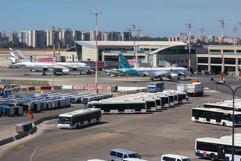 Israel detuvo los sobrevuelos hasta nuevo aviso, al igual que Irán tras cesar las operaciones en su principal aeropuerto de Teherán. Israel detuvo los sobrevuelos hasta nuevo aviso, al igual que Irán tras cesar las operaciones en su principal aeropuerto de Teherán.