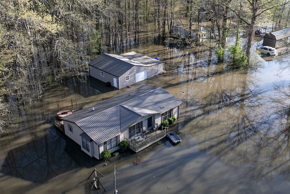 El agua de la inundación rodea una casa en Paducah, Kentucky, después de que tormentas azotaran la región en abril de 2025. El agua de la inundación rodea una casa en Paducah, Kentucky, después de que tormentas azotaran la región en abril de 2025.