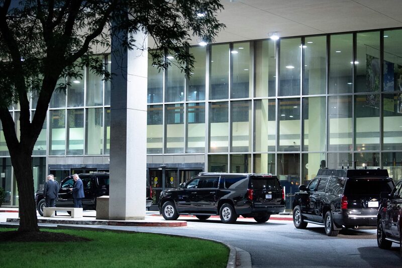 Una comitiva espera mientras el presidente de EE.UU., Joe Biden, y la primera dama, Jill Biden, permanecen en el Centro Médico Militar Walter Reed en Bethesda, Maryland, el 2 de septiembre de 2021. Fotógrafo: Brendan Smialowski/AFP/Getty Images Una comitiva espera mientras el presidente de EE.UU., Joe Biden, y la primera dama, Jill Biden, permanecen en el Centro Médico Militar Walter Reed en Bethesda, Maryland, el 2 de septiembre de 2021. Fotógrafo: Brendan Smialowski/AFP/Getty Images