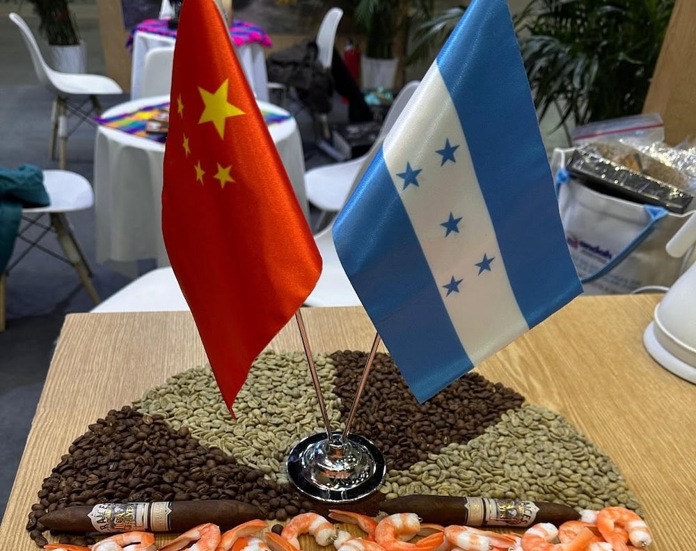 Banderines de China y Honduras en la China–LAC Summit, en Zhengzhou, el 4 de noviembre de 2025. Banderines de China y Honduras en la China–LAC Summit, en Zhengzhou, el 4 de noviembre de 2025.