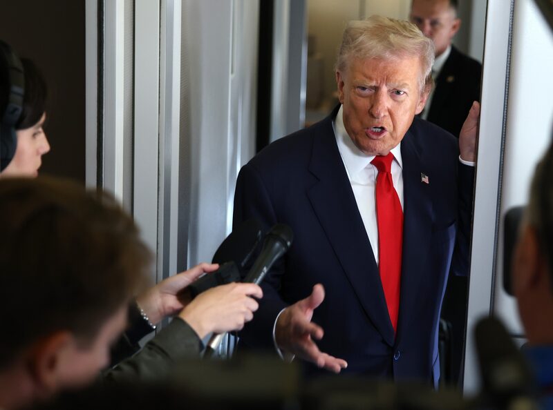 El presidente estadounidense Donald Trump habla con los medios de comunicación a bordo del Air Force One el 31 de octubre. Fotógrafo: Samuel Corum/Getty Images El presidente estadounidense Donald Trump habla con los medios de comunicación a bordo del Air Force One el 31 de octubre. Fotógrafo: Samuel Corum/Getty Images