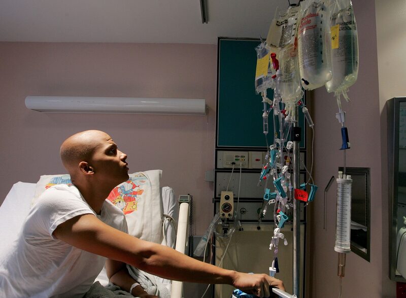 Un joven paciente de cáncer recibiendo tratamiento Un joven paciente de cáncer recibiendo tratamiento