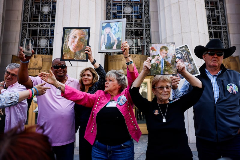 Familiares das vítimas exibem fotografias de seus entes queridos falecidos após ouvirem o veredicto do lado de fora do Tribunal Superior de Los Angeles, durante um dos processos coordenados que alegam que a Meta e o YouTube são projetados para viciar jovens usuários e causar uma série de efeitos negativos na saúde mental, incluindo suicídio e desenvolvimento de distúrbios alimentares (Kayla Bartkowski / Los Angeles Times via Getty Images) Familiares das vítimas exibem fotografias de seus entes queridos falecidos após ouvirem o veredicto do lado de fora do Tribunal Superior de Los Angeles, durante um dos processos coordenados que alegam que a Meta e o YouTube são projetados para viciar jovens usuários e causar uma série de efeitos negativos na saúde mental, incluindo suicídio e desenvolvimento de distúrbios alimentares (Kayla Bartkowski / Los Angeles Times via Getty Images)
