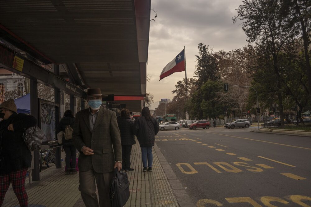 Personas en una parada de bus en Santiago, Chile, el 13 de julio de 2022. Foto: Bloomberg. Personas en una parada de bus en Santiago, Chile, el 13 de julio de 2022. Foto: Bloomberg.