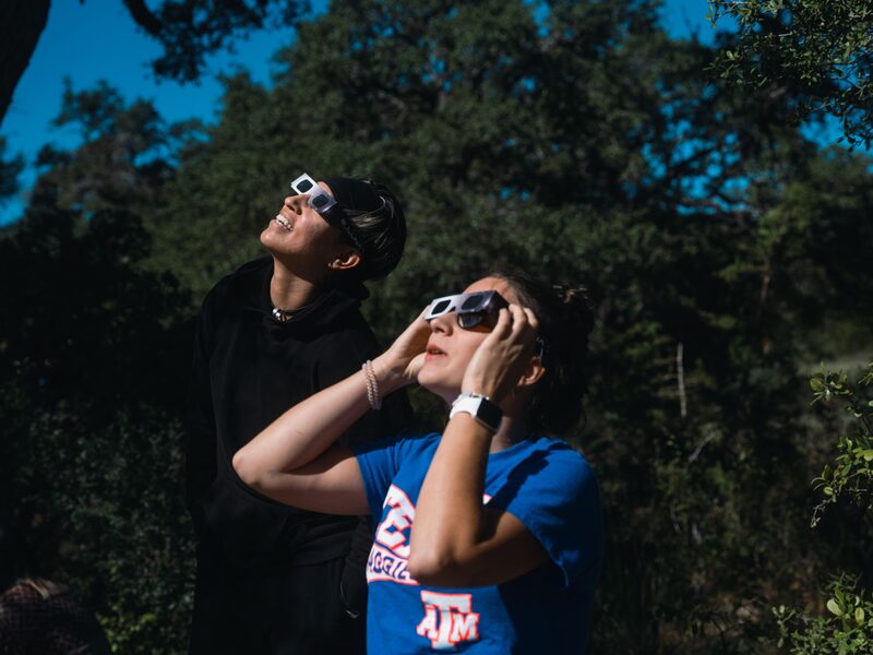 Los espectadores usan gafas de observación solar durante un eclipse solar en Driftwood, Texas, EE. UU., el sábado 14 de octubre de 2023. Los espectadores usan gafas de observación solar durante un eclipse solar en Driftwood, Texas, EE. UU., el sábado 14 de octubre de 2023.