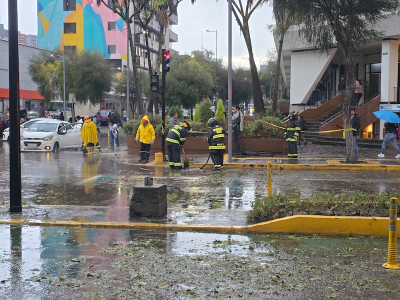 Equipos de Bomberos y Agua de Quito trabajan en la intersección de las calles Colón y Almagro para despejar la vía y atender la inundación registrada en el sector, el 22 de octubre de 2026. Equipos de Bomberos y Agua de Quito trabajan en la intersección de las calles Colón y Almagro para despejar la vía y atender la inundación registrada en el sector, el 22 de octubre de 2026.