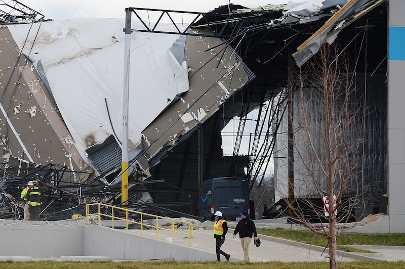 Personal de seguridad y socorristas inspeccionan un Centro de Distribución de Amazon dañado el 11 de diciembre de 2021 en Edwardsville, Illinois. Según los informes, el Centro de Distribución fue golpeado por un tornado el viernes por la noche. Los vehículos de emergencia llegaron para iniciar las operaciones de rescate de los trabajadores que se cree que están atrapados en el interior. Personal de seguridad y socorristas inspeccionan un Centro de Distribución de Amazon dañado el 11 de diciembre de 2021 en Edwardsville, Illinois. Según los informes, el Centro de Distribución fue golpeado por un tornado el viernes por la noche. Los vehículos de emergencia llegaron para iniciar las operaciones de rescate de los trabajadores que se cree que están atrapados en el interior.