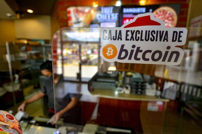 Un restaurante de Pizza Hut que acepta bitcoin como método de pago, en San Salvador, El Salvador. Un restaurante de Pizza Hut que acepta bitcoin como método de pago, en San Salvador, El Salvador.