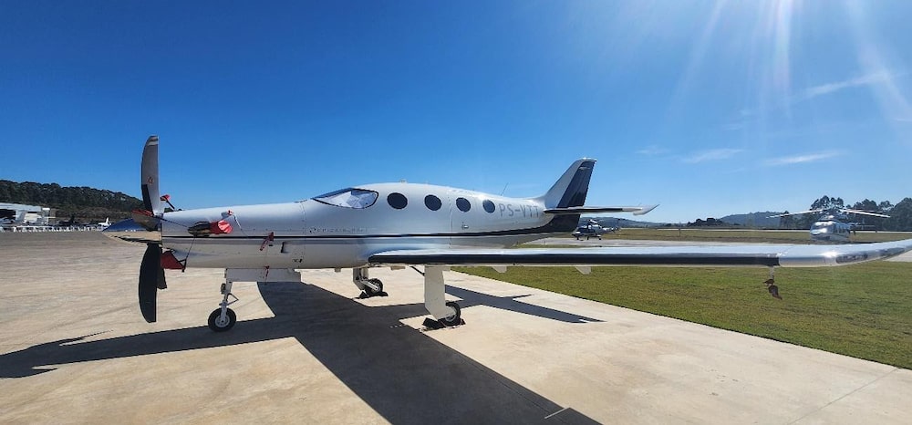 A Avantto, líder em compartilhamento de aeronaves executivas na América Latina, participa da 5ª edição do Aviation XP Centro-Oeste, que acontece até o dia 26 de junho, em Goiânia. Durante o evento, a empresa exibirá o Epic E1000GX, um dos turboélices mais modernos e velozes da categoria, disponível para visitas e demonstrações no pátio da feira. A Avantto, líder em compartilhamento de aeronaves executivas na América Latina, participa da 5ª edição do Aviation XP Centro-Oeste, que acontece até o dia 26 de junho, em Goiânia. Durante o evento, a empresa exibirá o Epic E1000GX, um dos turboélices mais modernos e velozes da categoria, disponível para visitas e demonstrações no pátio da feira.