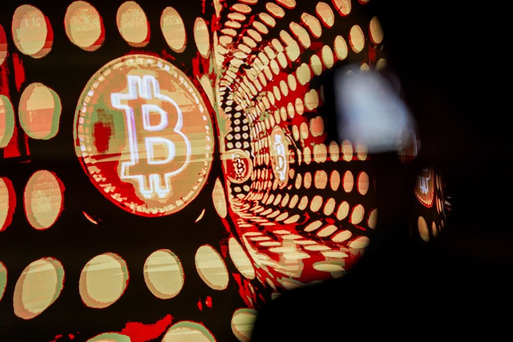 Un asistente fotografía la señalización de Bitcoin en el área de exhibición durante la conferencia Plan B Forum Bitcoin en San Salvador, El Salvador, el viernes 30 de enero de 2026. Un asistente fotografía la señalización de Bitcoin en el área de exhibición durante la conferencia Plan B Forum Bitcoin en San Salvador, El Salvador, el viernes 30 de enero de 2026.