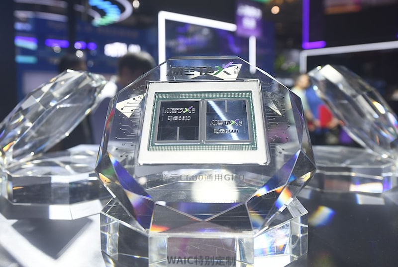 Chips exibidos pela fabricante chinesa de semicondutores MetaX Integrated Circuits durante uma feira de inteligência artificial em Xangai, China, em 26 de julho de 2025. (Foto: LONG WEI / Feature China/Future Publishing via Getty Images) Chips exibidos pela fabricante chinesa de semicondutores MetaX Integrated Circuits durante uma feira de inteligência artificial em Xangai, China, em 26 de julho de 2025. (Foto: LONG WEI / Feature China/Future Publishing via Getty Images)