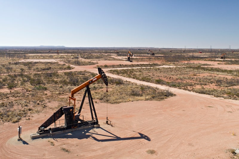 Las bombas de balancín funcionan en los pozos petrolíferos de la cuenca del Pérmico, en Crane (Texas). Las bombas de balancín funcionan en los pozos petrolíferos de la cuenca del Pérmico, en Crane (Texas).