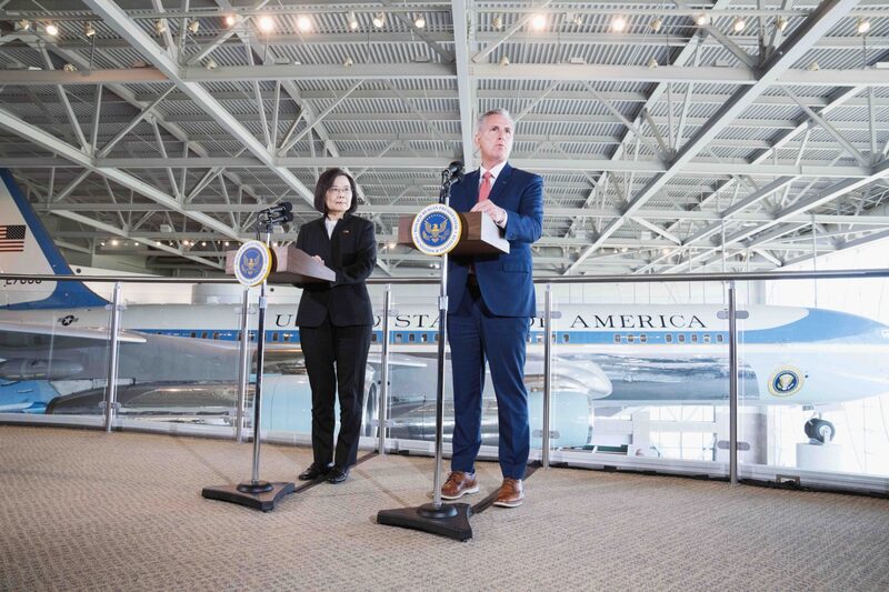 Tsai con Kevin McCarthy el 5 de abril. Fotógrafo: Eric Thayer/Bloomberg Tsai con Kevin McCarthy el 5 de abril. Fotógrafo: Eric Thayer/Bloomberg