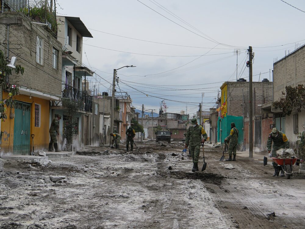 La Guardia Nacional y soldados del ejército limpian el barrio de Chalco tras las fuertes inundaciones. Fotógrafo: Maya Averbuch/Bloomberg La Guardia Nacional y soldados del ejército limpian el barrio de Chalco tras las fuertes inundaciones. Fotógrafo: Maya Averbuch/Bloomberg