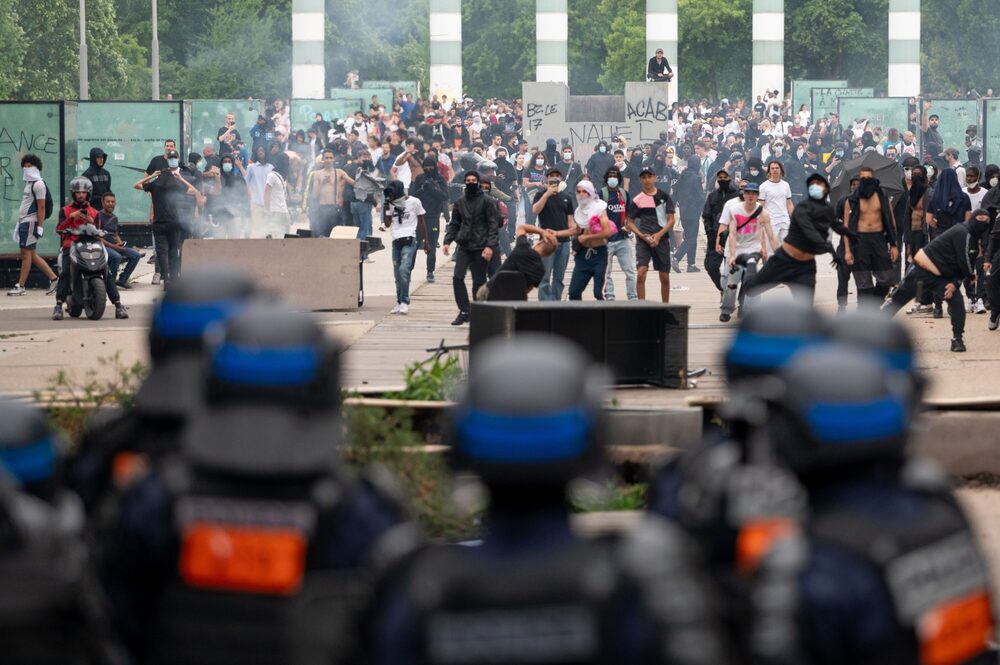 Manifestantes chocan con la policía tras una marcha de protesta por los disparos de la policía contra un adolescente en Nanterre, Francia, el 29 de junio. Fotógrafo: Benjamin Girette/Bloomberg Manifestantes chocan con la policía tras una marcha de protesta por los disparos de la policía contra un adolescente en Nanterre, Francia, el 29 de junio. Fotógrafo: Benjamin Girette/Bloomberg