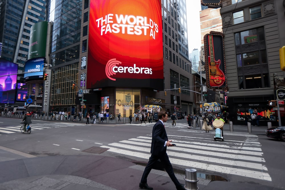 Cartel publicitario de Cerebras Systems Inc. durante su oferta pública inicial (OPI) en el Nasdaq MarketSite de Nueva York, EE.UU. Cartel publicitario de Cerebras Systems Inc. durante su oferta pública inicial (OPI) en el Nasdaq MarketSite de Nueva York, EE.UU.