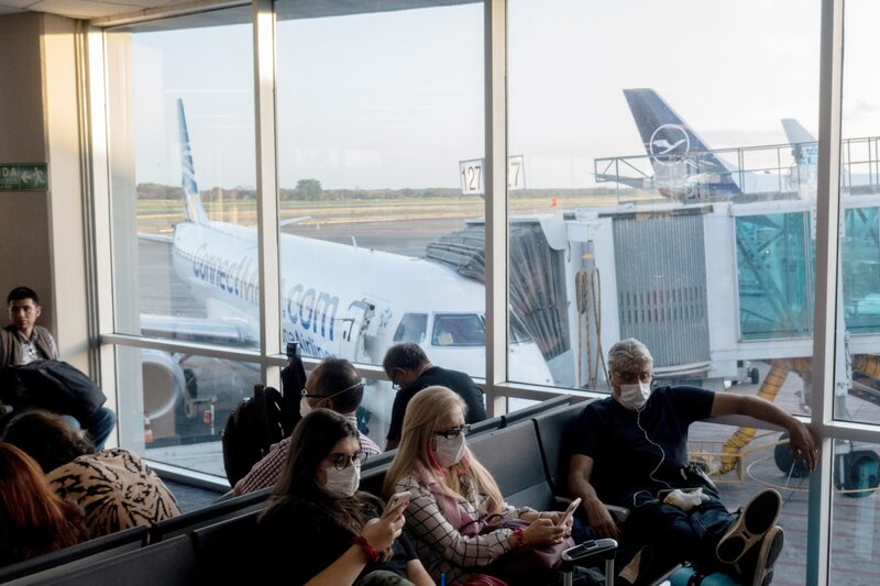 Pese a la reducción, los Centros para el Control y la Prevención de Enfermedades (CDC, por sus siglas en inglés) todavía consideran que hay un “alto” nivel de Covid-19 en el país. Pese a la reducción, los Centros para el Control y la Prevención de Enfermedades (CDC, por sus siglas en inglés) todavía consideran que hay un “alto” nivel de Covid-19 en el país.