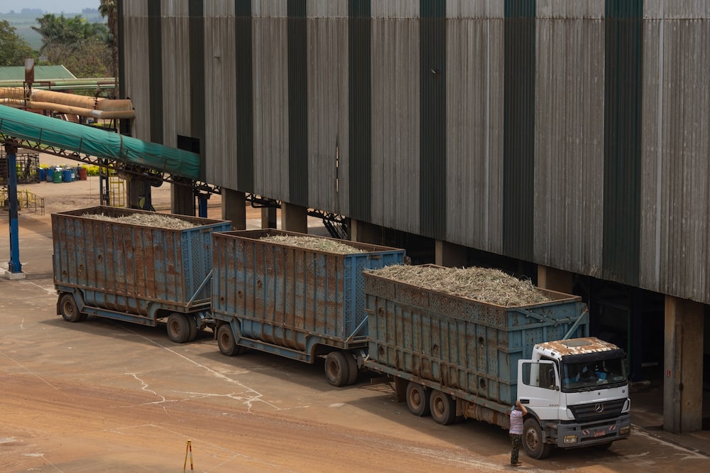 Un camión cargado de caña de azúcar espera a ser procesado en una planta de bioenergía de azúcar y etanol en Itapetininga, Brasil. Fotógrafo: Jonne Roriz/Bloomberg
Un camión cargado de caña de azúcar espera a ser procesado en una planta de bioenergía de azúcar y etanol en Itapetininga, Brasil. Fotógrafo: Jonne Roriz/Bloomberg