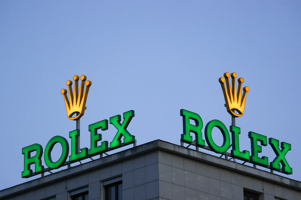 Letreiro da Rolex no topo de um edifício Letreiro da Rolex no topo de um edifício