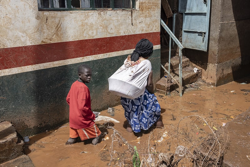 Los residentes vadean las aguas tras las fuertes lluvias caídas en Nairobi, Kenia, en abril de 2024.
Fotógrafo: Patrick Meinhardt/Bloomberg Los residentes vadean las aguas tras las fuertes lluvias caídas en Nairobi, Kenia, en abril de 2024.
Fotógrafo: Patrick Meinhardt/Bloomberg