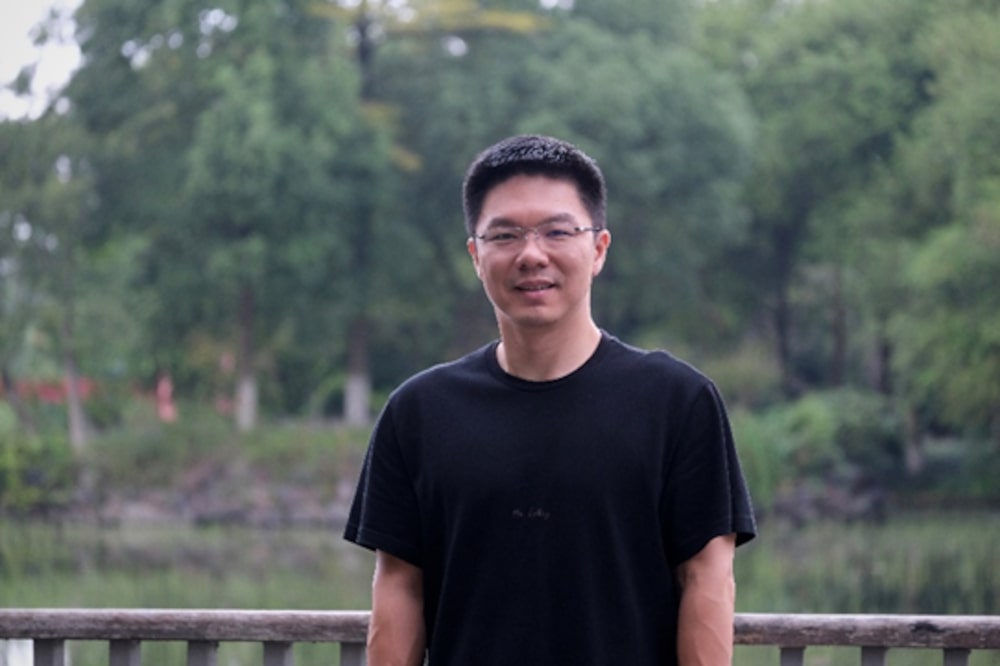 Leo Huan, fundador da Dealism: "A diferença fundamental entre vibe selling e chatbots tradicionais é que, primeiro, é muito fácil de configurar — leva de cinco a dez minutos para usar sozinho. E segundo, o agente fala como humano", afirma Huan. Leo Huan, fundador da Dealism: "A diferença fundamental entre vibe selling e chatbots tradicionais é que, primeiro, é muito fácil de configurar — leva de cinco a dez minutos para usar sozinho. E segundo, o agente fala como humano", afirma Huan.