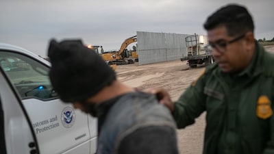 Tribunal de EE.UU. levanta suspensión y habilita deportaciones rápidas de migrantes indocumentados Tribunal de EE.UU. levanta suspensión y habilita deportaciones rápidas de migrantes indocumentados