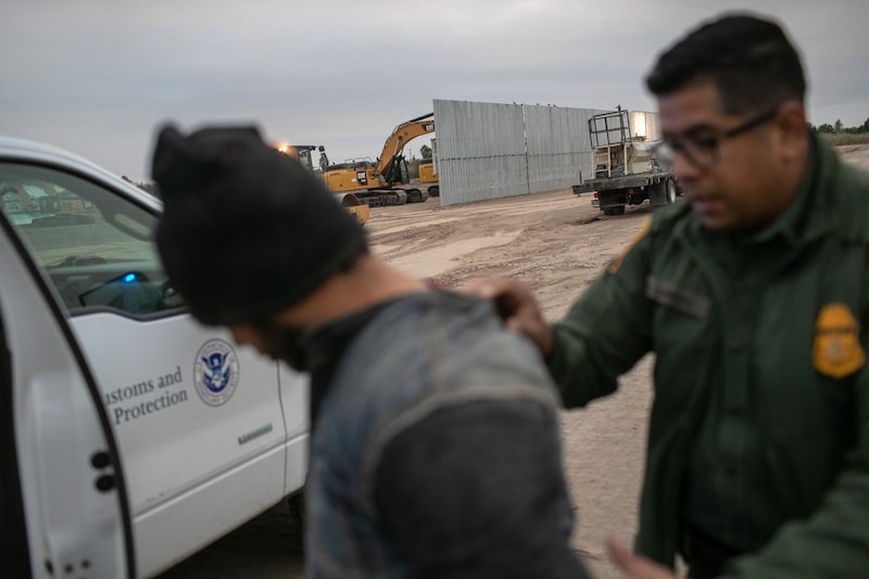 Un agente de la Patrulla Fronteriza de EE. UU. detiene a un inmigrante indocumentado cerca de un tramo del muro fronterizo el 11 de diciembre de 2019, en las proximidades de Mission (Texas). Un agente de la Patrulla Fronteriza de EE. UU. detiene a un inmigrante indocumentado cerca de un tramo del muro fronterizo el 11 de diciembre de 2019, en las proximidades de Mission (Texas).