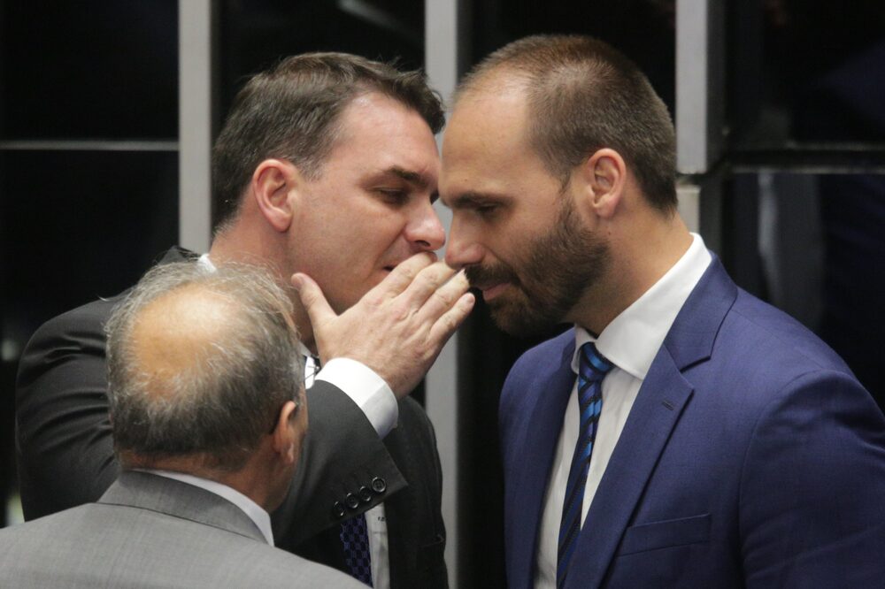 Eduardo y Flavio Bolsonaro, hijos del expresidente brasileño Jair Bolsonaro. Eduardo y Flavio Bolsonaro, hijos del expresidente brasileño Jair Bolsonaro.