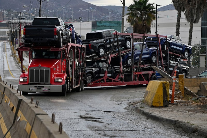 Un camión que transporta vehículos cerca del puesto fronterizo de Otay Mesa, en la frontera entre Estados Unidos y México, en Tijuana, Baja California, México. Fotógrafo: Carlos Moreno/Bloomberg. Un camión que transporta vehículos cerca del puesto fronterizo de Otay Mesa, en la frontera entre Estados Unidos y México, en Tijuana, Baja California, México. Fotógrafo: Carlos Moreno/Bloomberg.