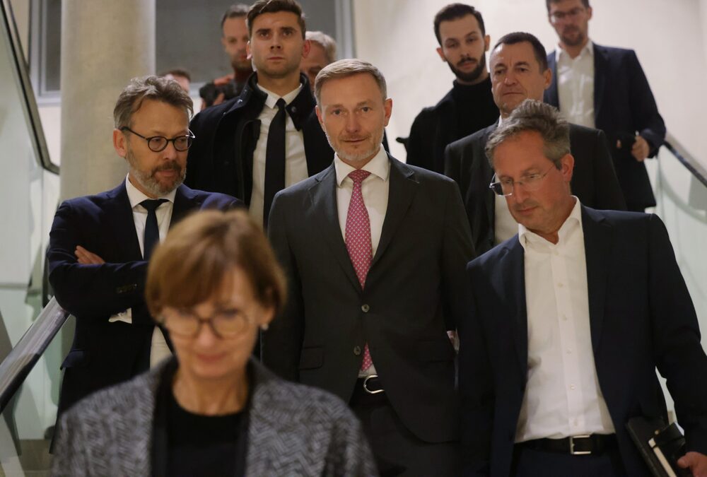 Christian Lindner (centro), ministro de Finanças da Alemanha que perdeu o cargo de forma surpreendente na quarta-feira (6) Christian Lindner (centro), ministro de Finanças da Alemanha que perdeu o cargo de forma surpreendente na quarta-feira (6)