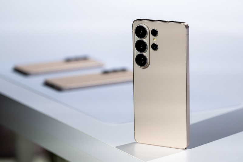 Samsung Unveils Galaxy S26 Ultra With Privacy Screen, Lighter Design And More AI Samsung Unveils Galaxy S26 Ultra With Privacy Screen, Lighter Design And More AI