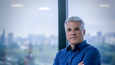 Após 3 anos de reorganização, IMC acelera expansão e prevê megalojas de rua para KFC Após 3 anos de reorganização, IMC acelera expansão e prevê megalojas de rua para KFC