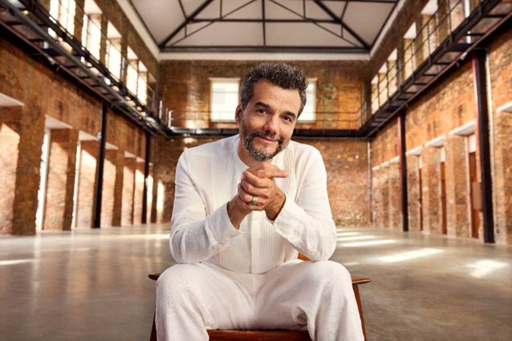 Wagner Moura na campanha da Elo: ator sambou no comercial e no palco do Globo de Ouro Wagner Moura na campanha da Elo: ator sambou no comercial e no palco do Globo de Ouro