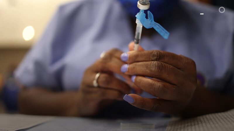 Os anticorpos da Covid-19 diminuem com o tempo, mas o sistema imunológico tem um plano de backup que não depende de reforços, explica o Dr. John Wherry da Universidade da Pensilvânia Os anticorpos da Covid-19 diminuem com o tempo, mas o sistema imunológico tem um plano de backup que não depende de reforços, explica o Dr. John Wherry da Universidade da Pensilvânia