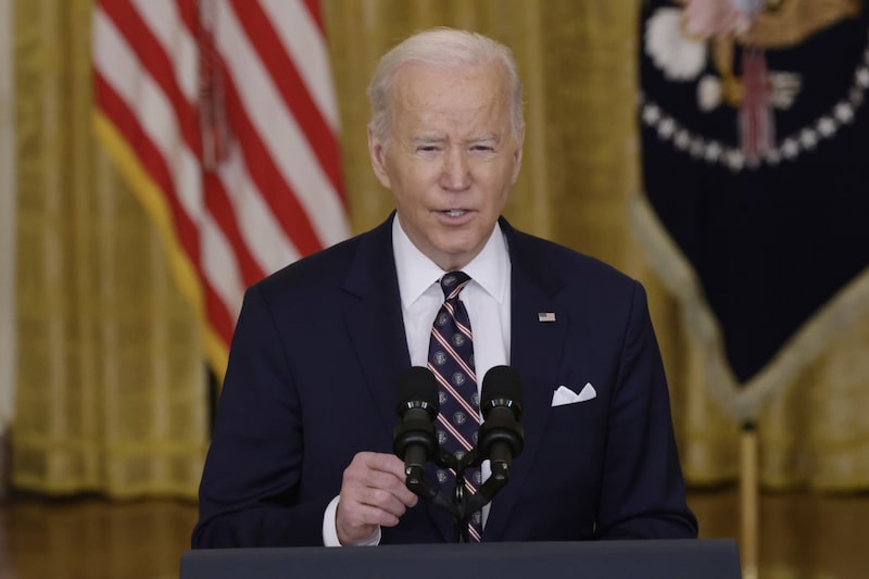 El presidente de EE.UU., Joe Biden, habla sobre Rusia y Ucrania en la Sala Este de la Casa Blanca en Washington, D.C., Estados Unidos, el martes 22 de febrero de 2022. Biden se refiere a la situación en Ucrania, donde se espera que EE.UU. anuncie nuevas sanciones después de que la Unión Europea y el Reino Unido establecieran un conjunto inicial de sanciones dirigidas a Moscú. Fotógrafo: Samuel Corum/Bloomberg El presidente de EE.UU., Joe Biden, habla sobre Rusia y Ucrania en la Sala Este de la Casa Blanca en Washington, D.C., Estados Unidos, el martes 22 de febrero de 2022. Biden se refiere a la situación en Ucrania, donde se espera que EE.UU. anuncie nuevas sanciones después de que la Unión Europea y el Reino Unido establecieran un conjunto inicial de sanciones dirigidas a Moscú. Fotógrafo: Samuel Corum/Bloomberg