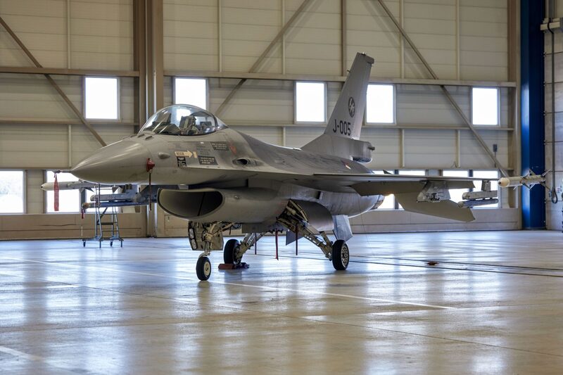 EE.UU. aprueba hasta US$350 millones para entrenamiento y apoyo del F-16 en Ucrania. EE.UU. aprueba hasta US$350 millones para entrenamiento y apoyo del F-16 en Ucrania.