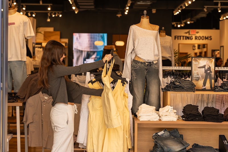 Shoppers In California Ahead Of Retail Sales Figures Shoppers In California Ahead Of Retail Sales Figures